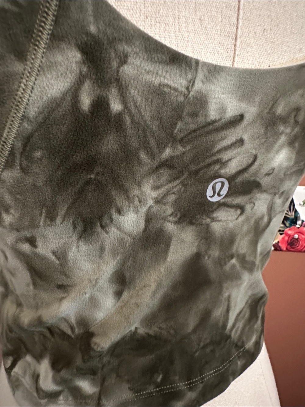 lululemon athletica Align Olive Tie-Dye V-Neck Crop 8 bra lined Tank - Picture 7 of 11
